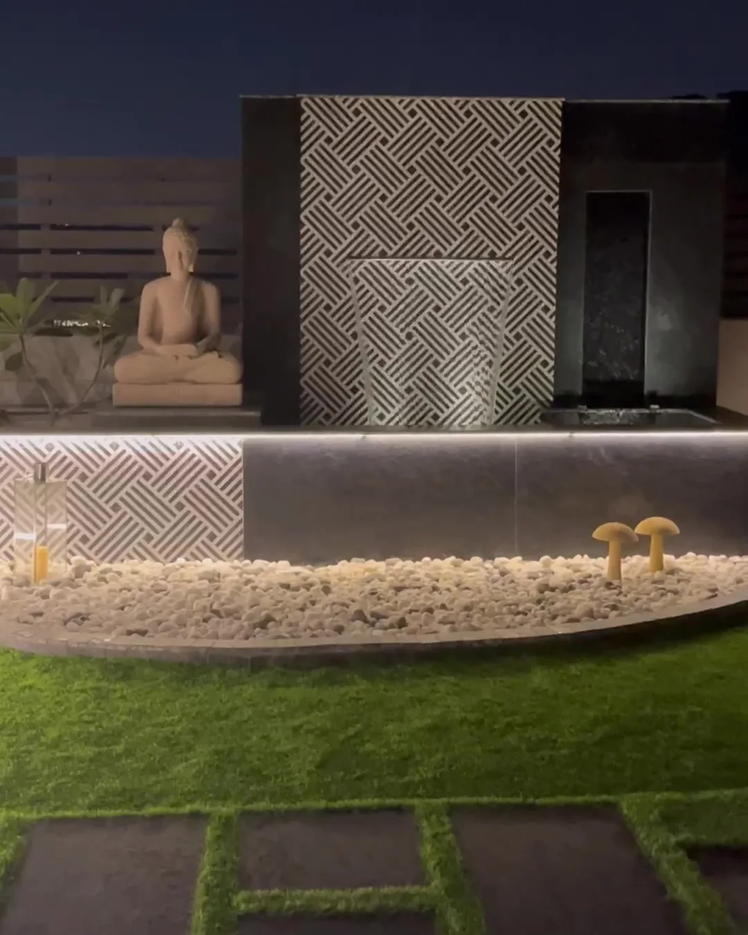 Film of a terrace with fountain wall