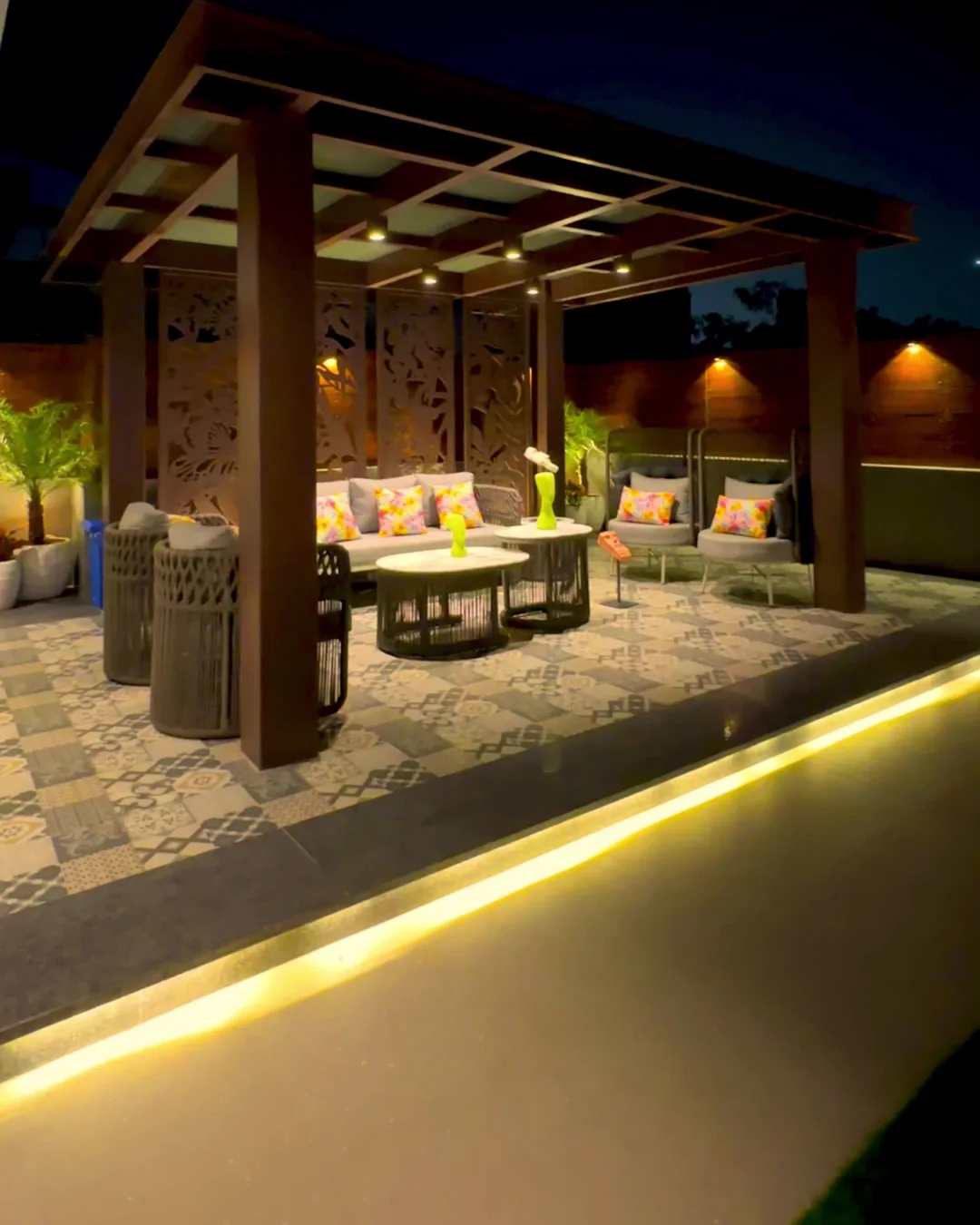 Film of a terrace with pergola lounge and bar