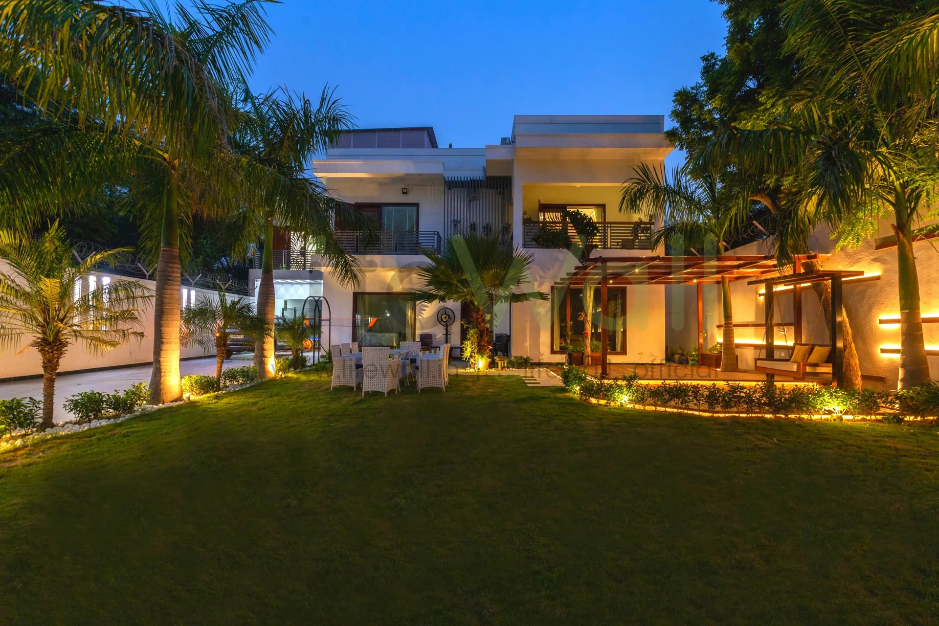 Landscaped lawn with palms, lighting and pergola by LifeWall
