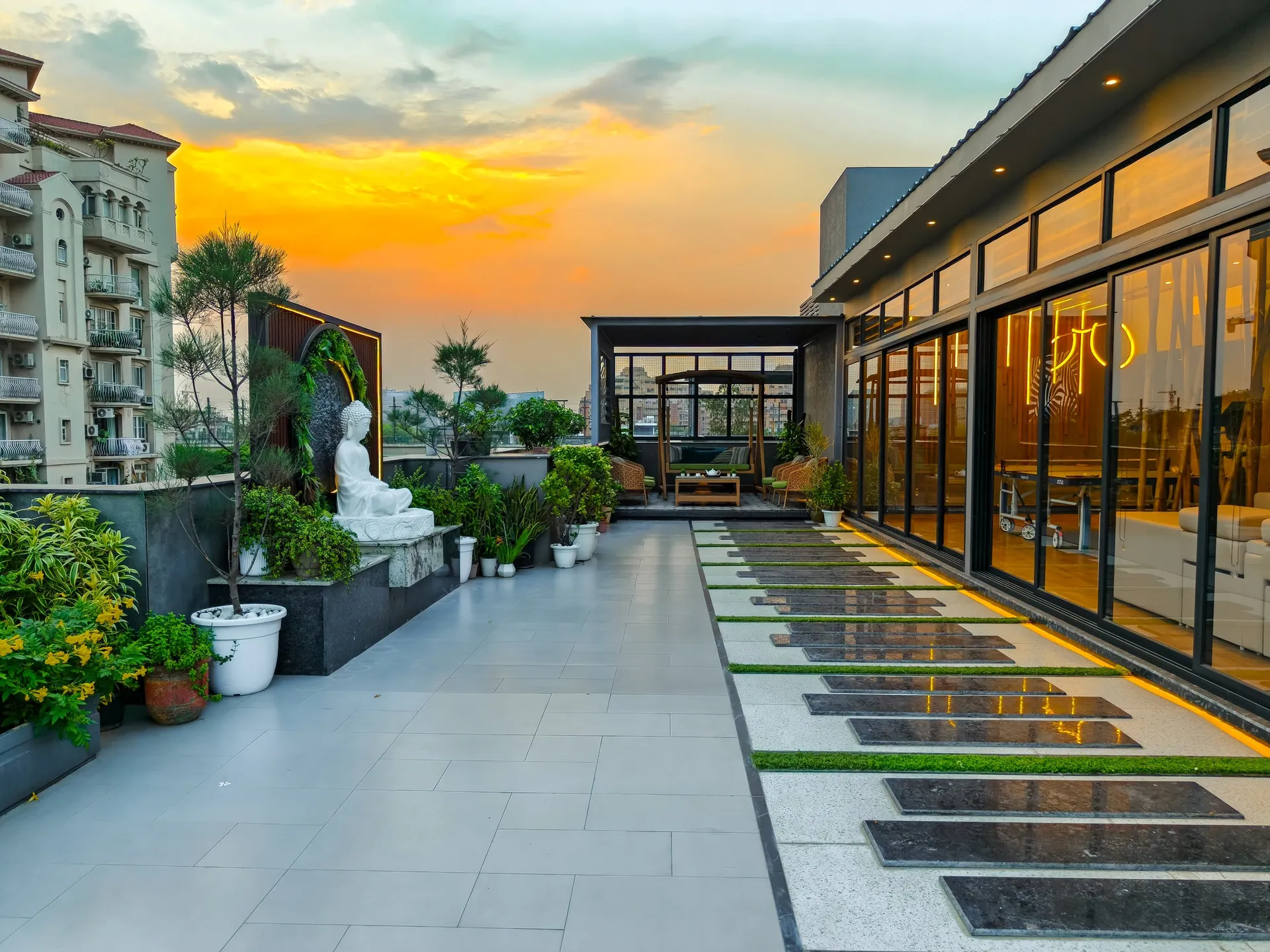 Luxury terrace garden at sunset with planting, paving and lighting by LifeWall