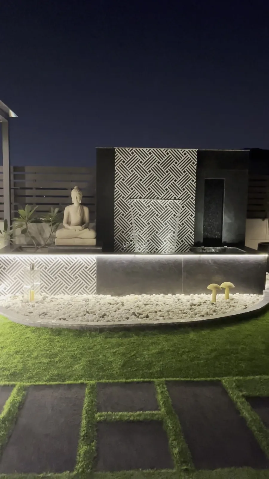 Film of a terrace with fountain wall