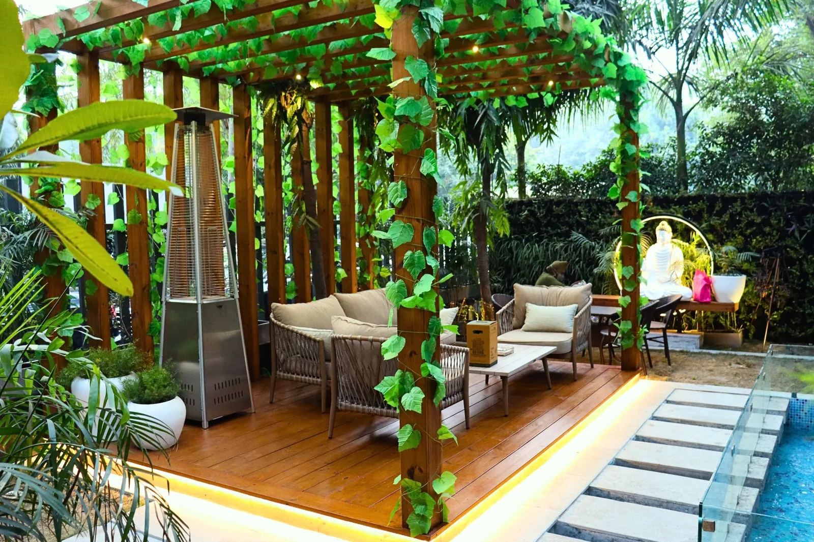 Pergola lounge with climbers, deck and vertical garden by LifeWall